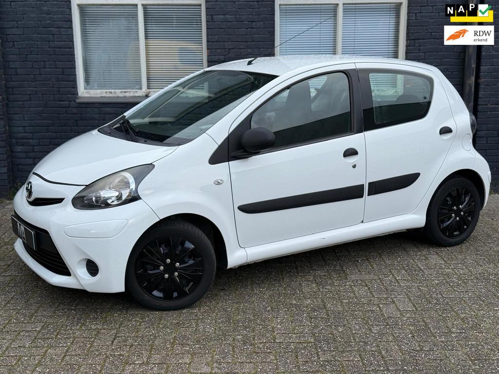 Toyota Aygo 1.0 VVT-i Now NAP|Airco|Electrische ramen|Black, Euro 5, Gebruikt, 4 stoelen, Origineel Nederlands