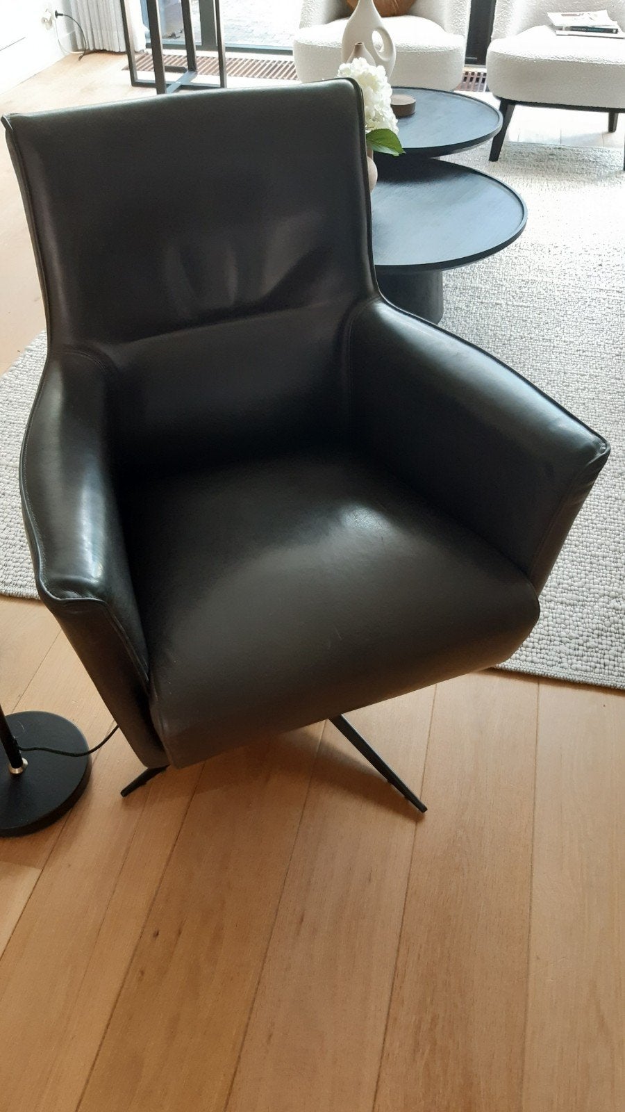 Fauteuil op draaivoet, Ophalen, Zo goed als nieuw, Modern, 50 tot 75 cm
