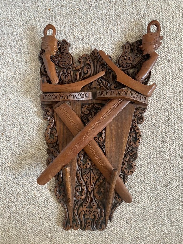Balinees snijwerk (zwaarden), Antiek en Kunst, Overige onderwerpen, Houtsnijwerk, Ophalen of Verzenden, Hout