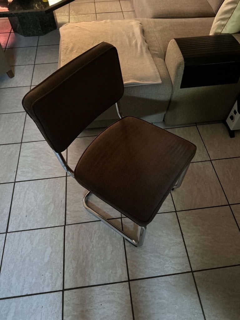 Foto 5 van 4 rib eetkamerstoelen donker bruin