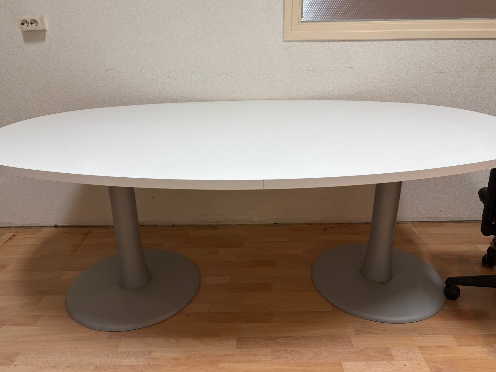 Ovale vergadertafel wit met grijze kolompoten, Ophalen, 100 tot 150 cm, 200 cm of meer, Zo goed als nieuw