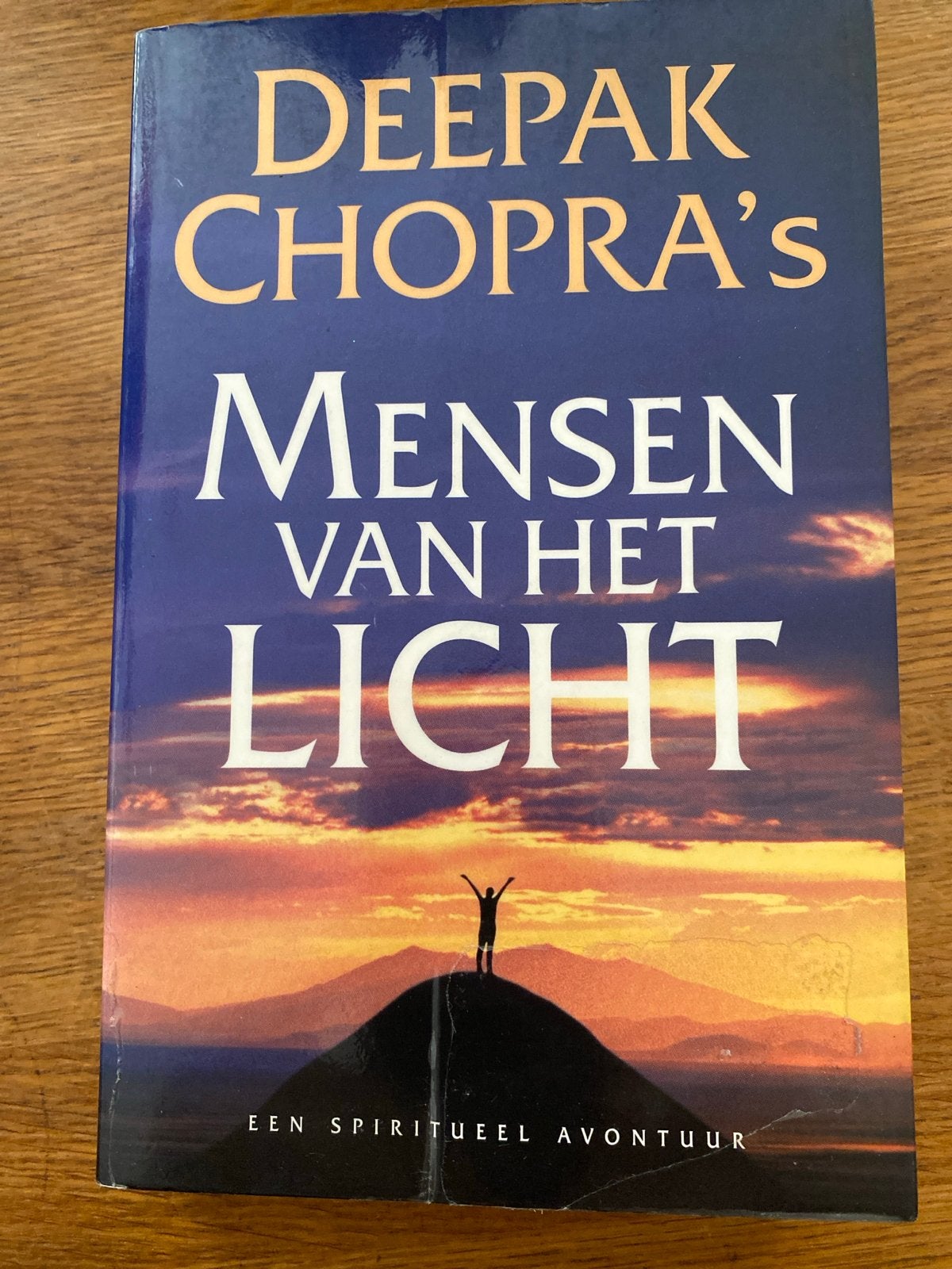 Deepak Chopra's Mensen van het Licht - Spirituele Roman, Boeken, Ophalen of Verzenden, Gelezen, Spiritualiteit algemeen, Verhaal of Roman