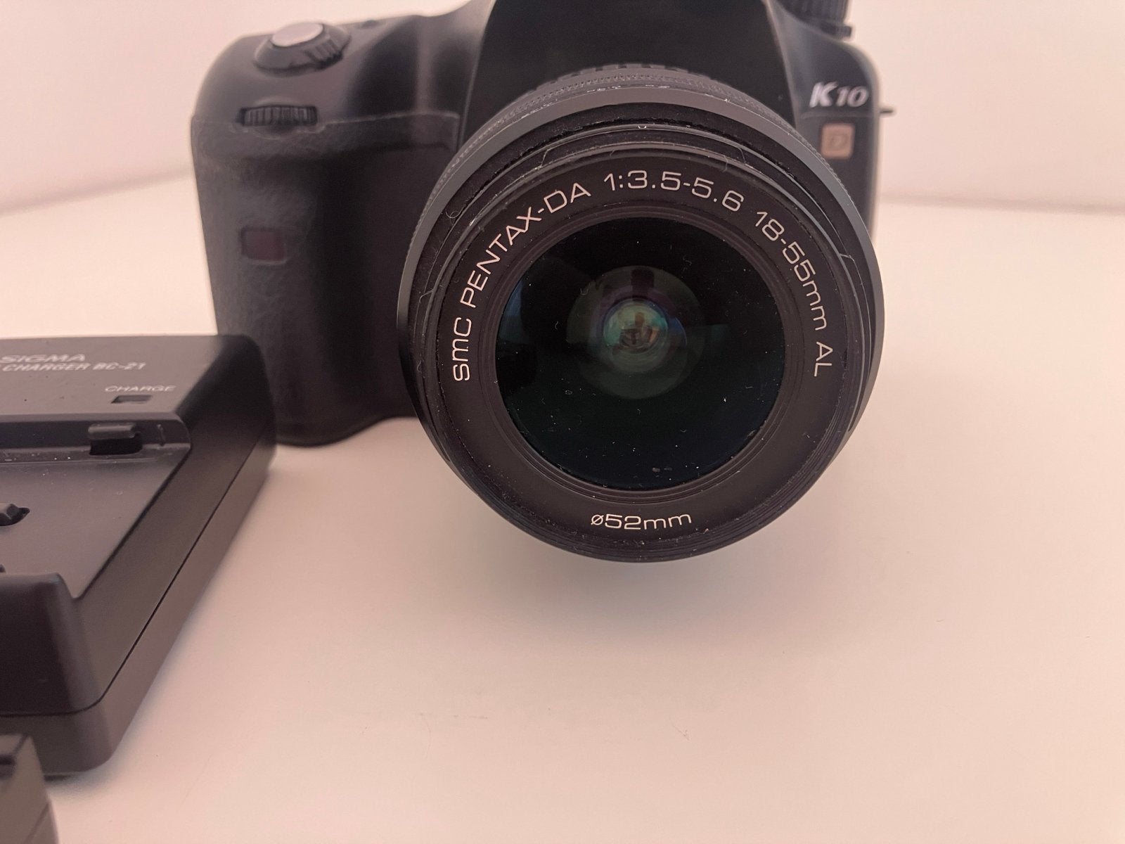 Pentax K10D Spiegelreflexcamera met 18-55mm lens en lader, Ingebouwde flitser, Gebruikt, Spiegelreflex, Ophalen of Verzenden