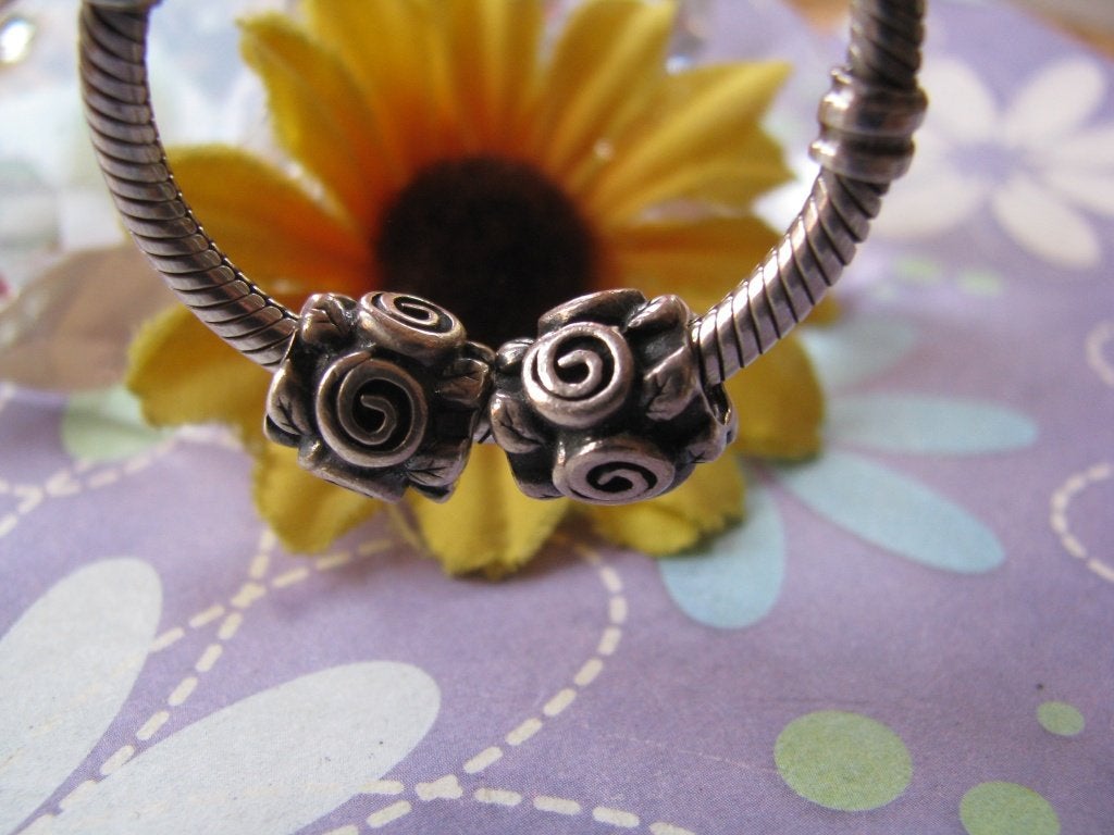 Pandora bedel SET = 2 x P139 schattige roosjes rondom =, Pandora, Ophalen of Verzenden, Zo goed als nieuw, 2 of 3 bedels