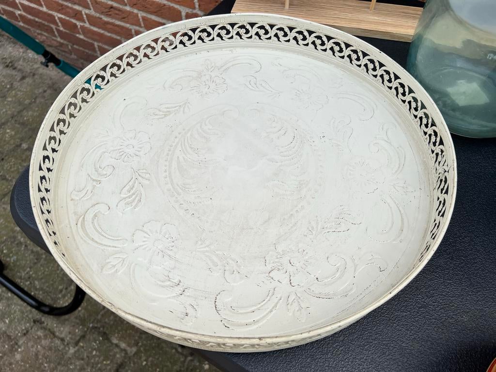 Decoratief metalen dienblad, wit met sierlijke patronen, Ophalen of Verzenden, Gebruikt, Rond, Metaal