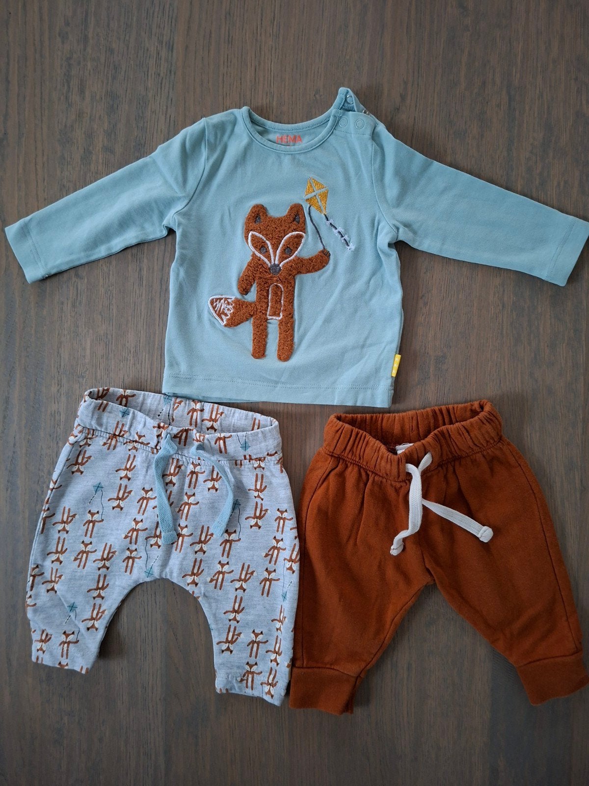 Hema jongens setje 56,  2 broekjes+ 1 truitje als nieuw., Kinderen en Baby's, Babykleding | Overige, Ophalen of Verzenden, Zo goed als nieuw