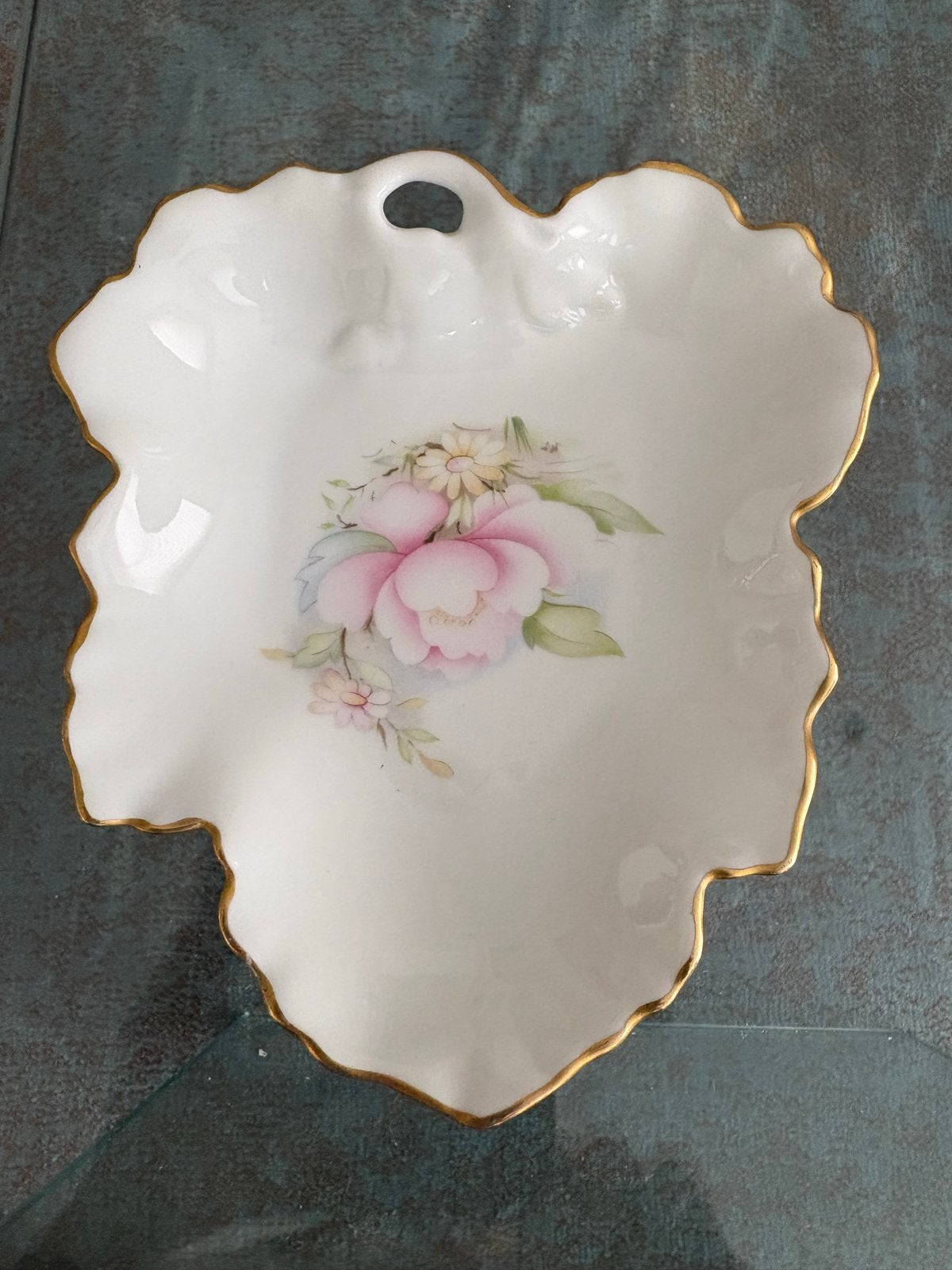 Limoges Porseleinen Bladvormig Schoteltje met Bloemen, Ophalen of Verzenden