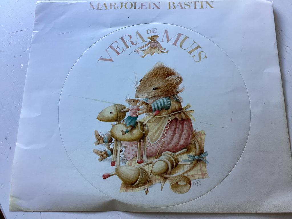 Grote ronde sticker Vera de Muis Marjolein Bastin, Verzamelen, Verzenden, Zo goed als nieuw, Strip of Tekenfilm