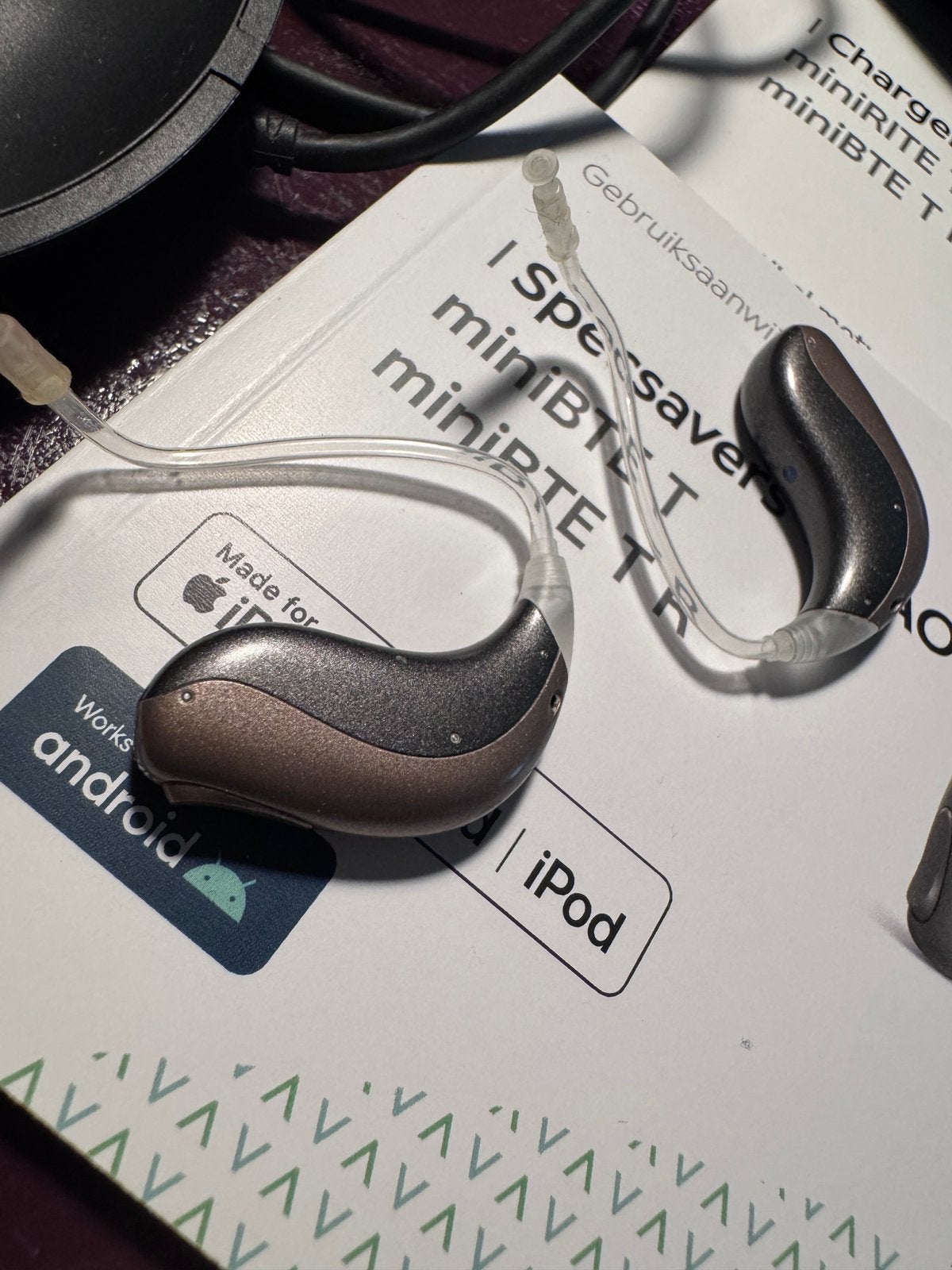 Gehoorapparaten Specsavers Advance miniBTE + oplader, Diversen, Verpleegmiddelen, Ophalen of Verzenden, Zo goed als nieuw