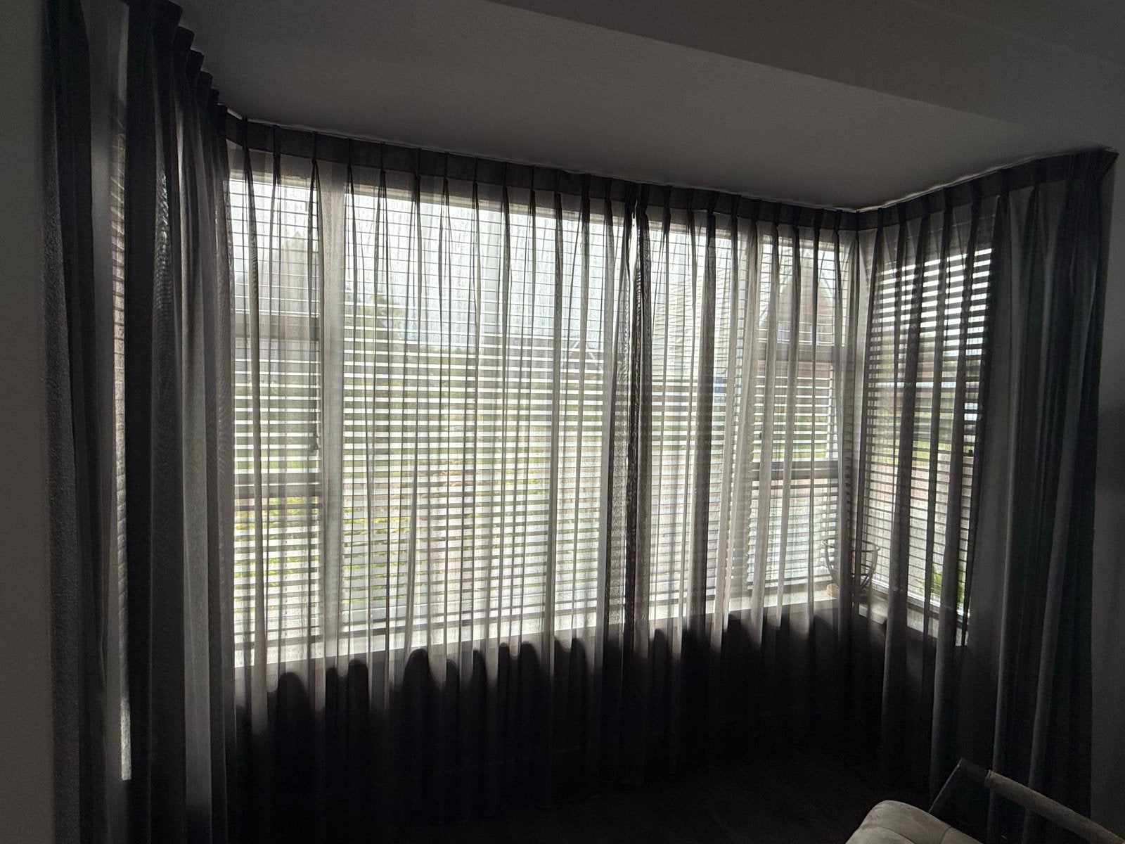 Grijze Vitrage 230 cm hoog met dubbele zoom, Huis en Inrichting, Stoffering | Gordijnen en Lamellen, Ophalen, Vitrage, Gebruikt