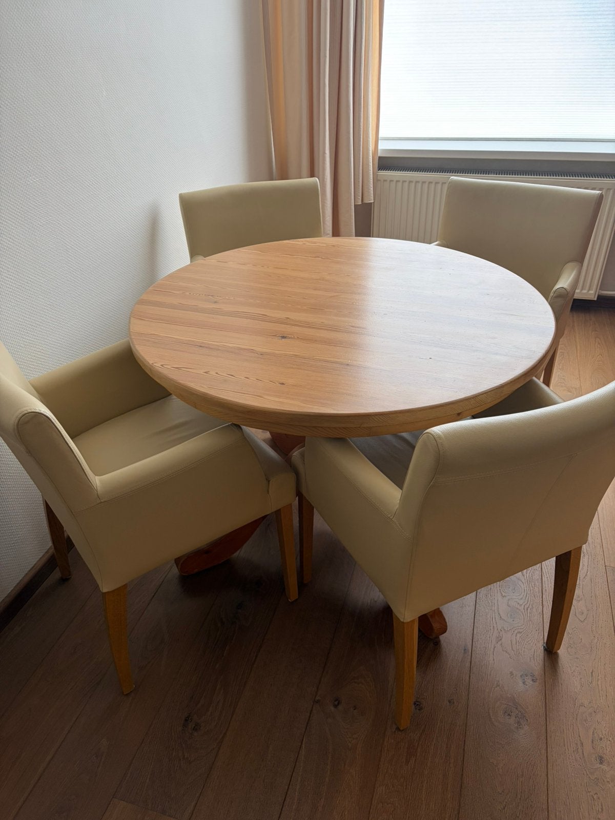 Ronde houten tafel en 4 echt leren stoelen, Ophalen of Verzenden, Gebruikt, 4 tot 6 stoelen