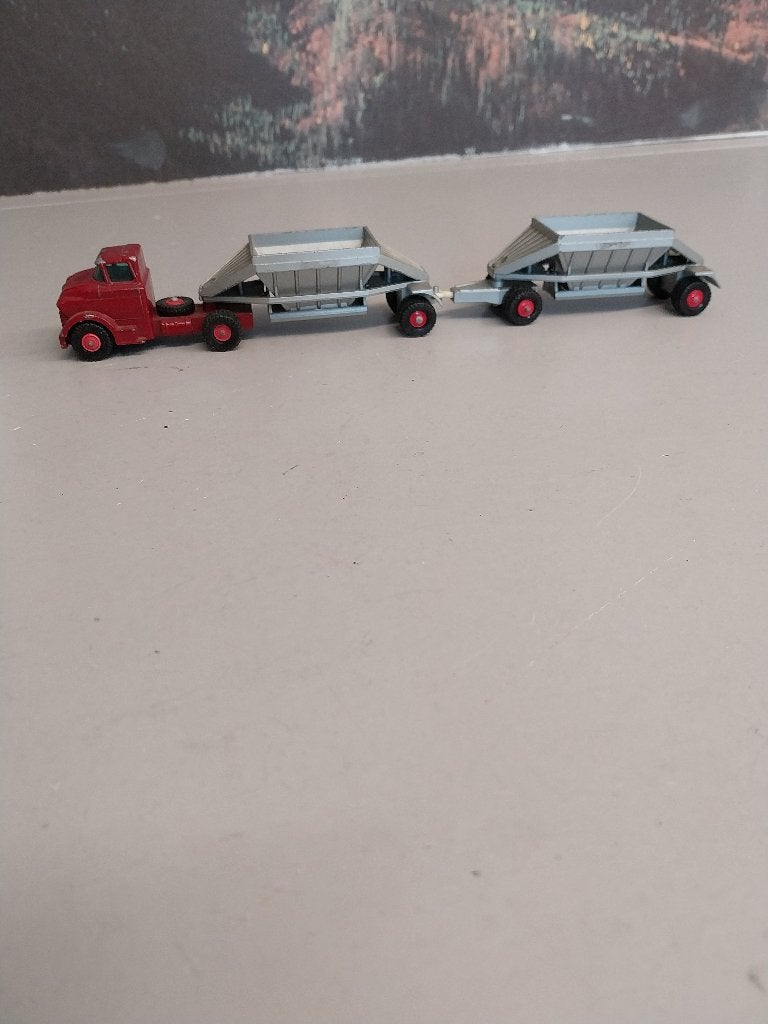 Te koop GMC roadtrain met 2 onderlossers metaal Matchbox, Ophalen of Verzenden, Zo goed als nieuw, Matchbox