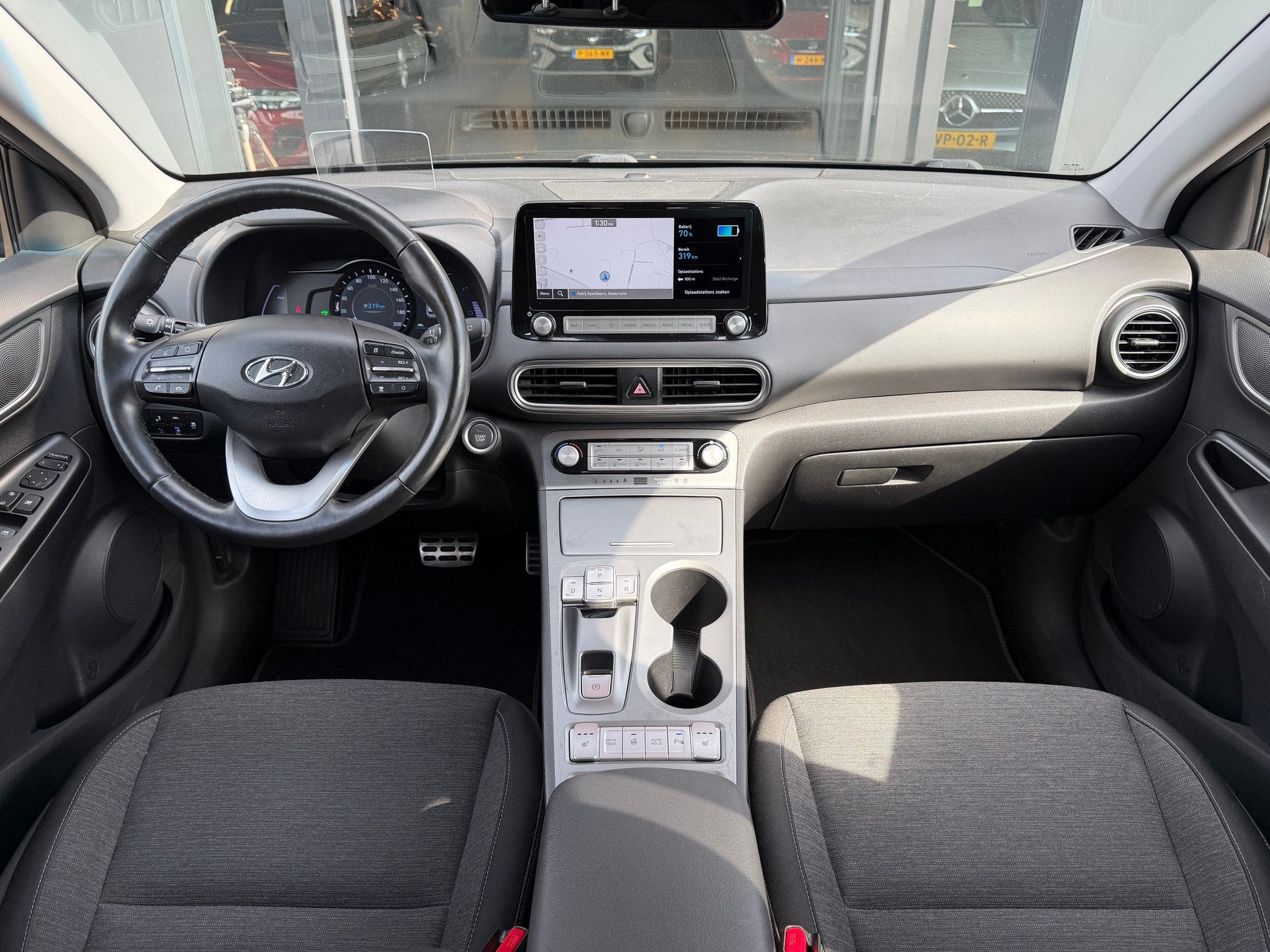 Hyundai KONA Electric 64kWh Premium 3-Fase | Head Up, Auto's, Gebruikt, Zwart, 420 min, 77 €/maand