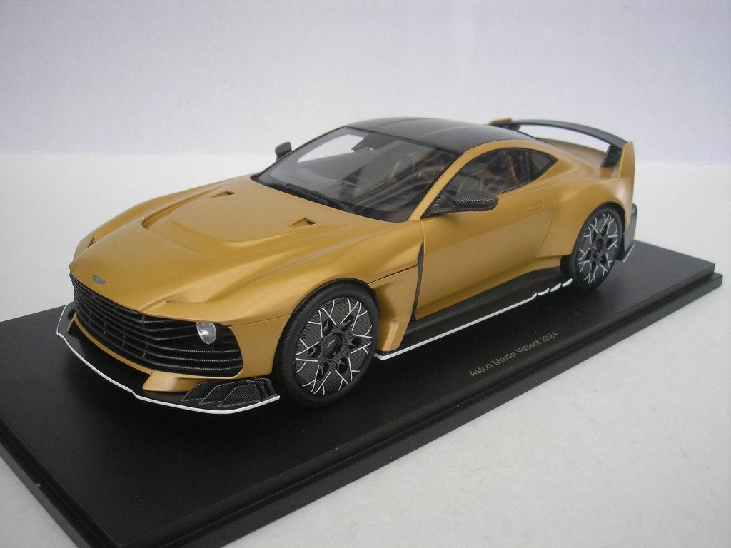 Aston Martin Valiant 2024 Auric Gold 1/18 Spark, Ophalen of Verzenden, Nieuw, Auto, Overige merken