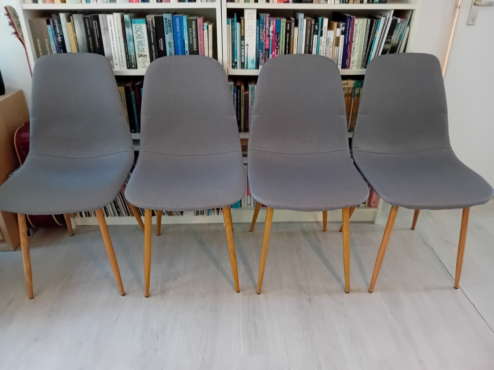 4x Jysk Jonstrup eetkamerstoelen grijs met eiken poten, Ophalen, Gebruikt, Vier, Stof