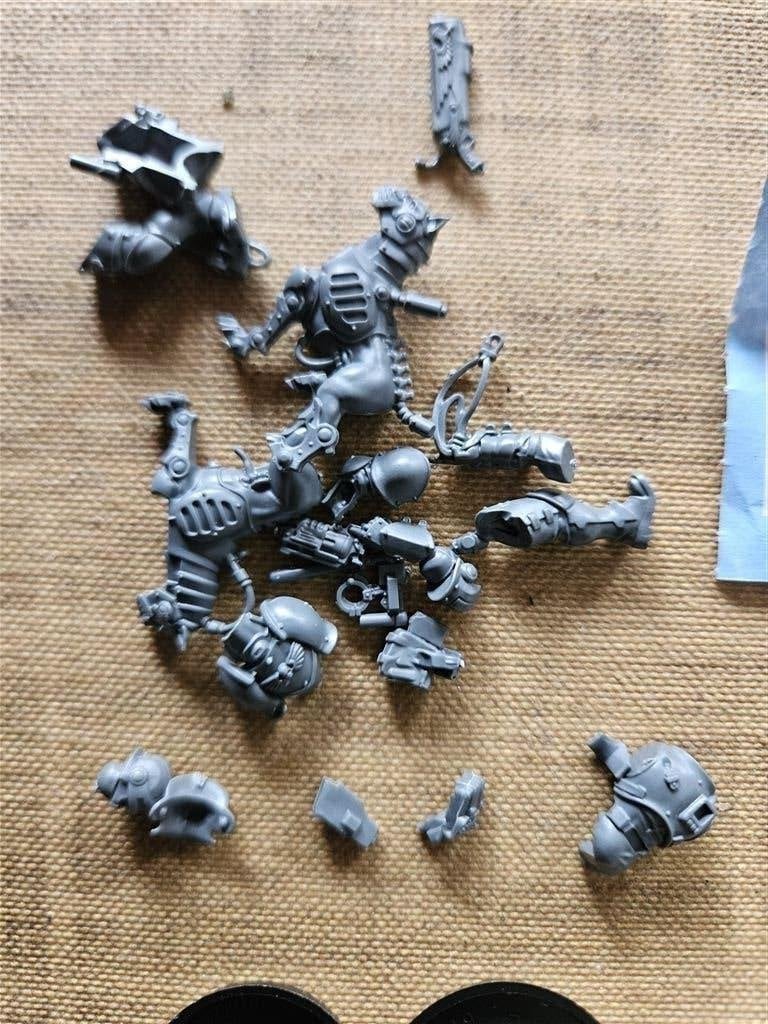 Diverse onderdelen Warcraft poppetjes, Ophalen of Verzenden, Zo goed als nieuw, Warhammer, Figuurtje(s)