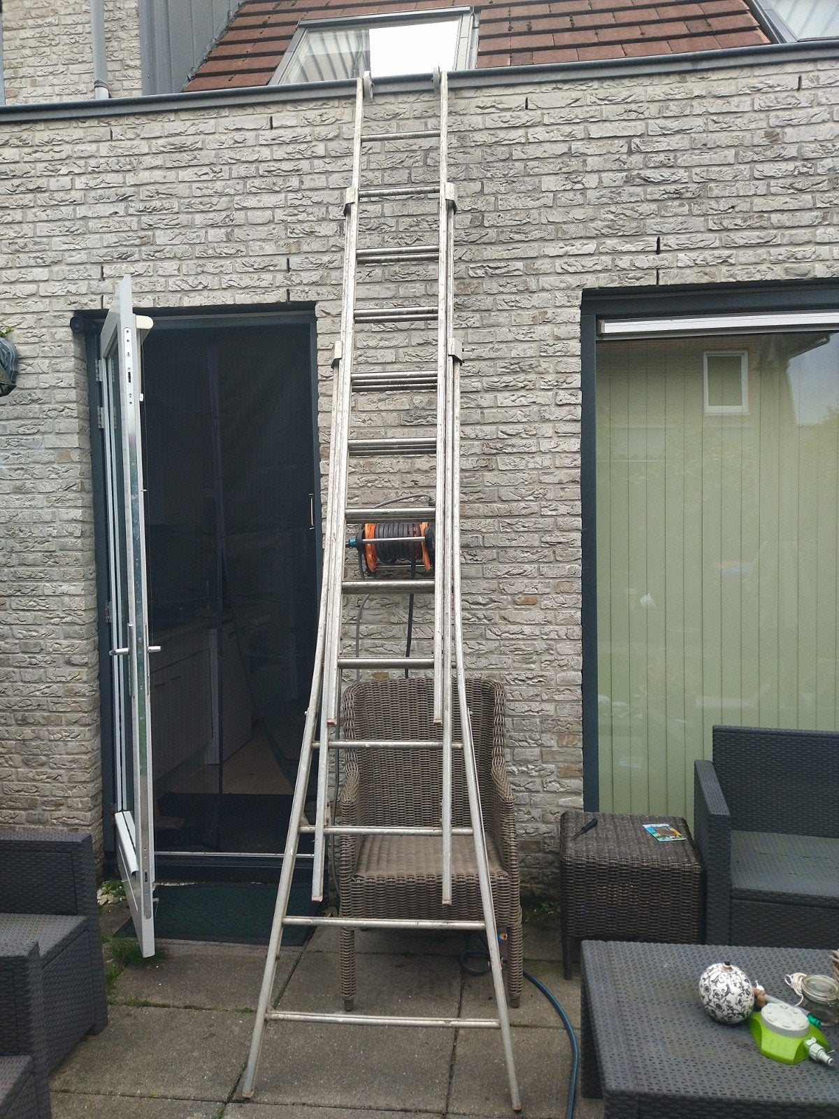 Aluminium ladder 4x9 sporten, ca. 6,5 meter hoog, Doe-het-zelf en Verbouw, Ophalen of Verzenden, Gebruikt, Ladder, 4 meter of meer