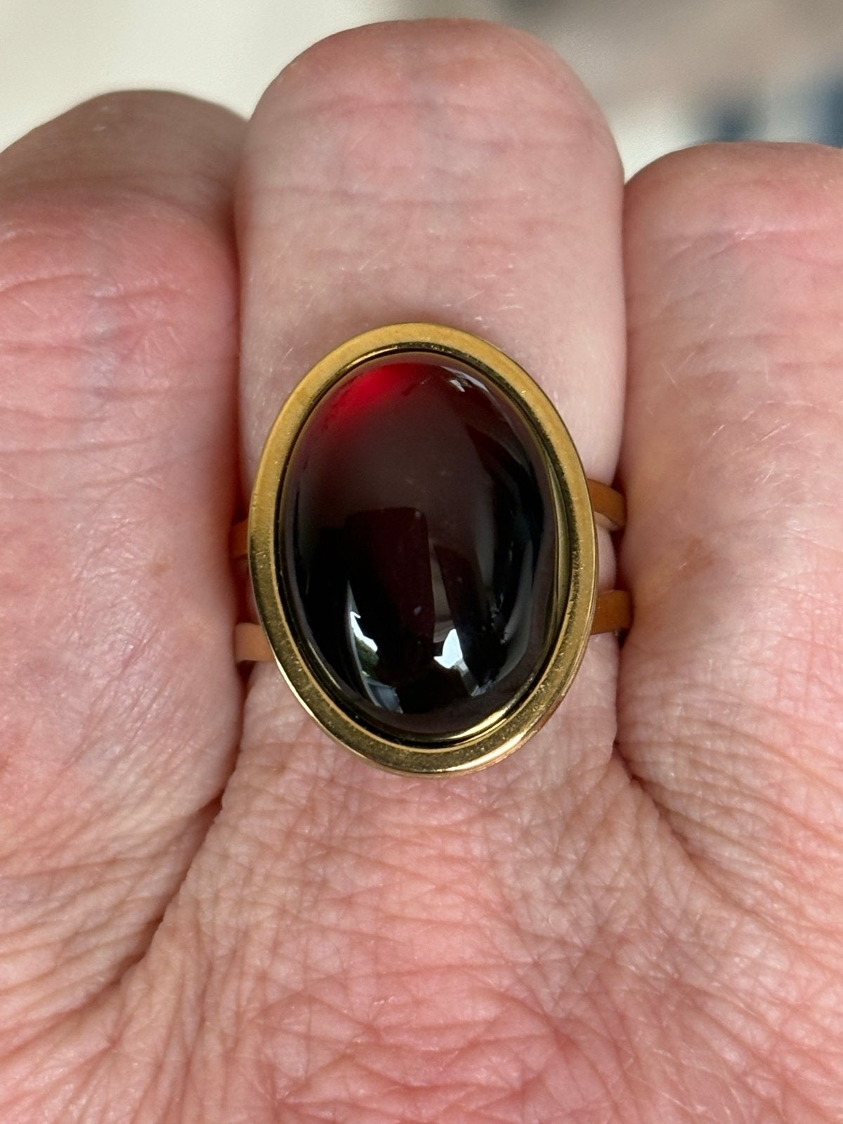 Verstelbare RVS ring met donkerrode Agaat steen, goudkleurig, IJzer of Staal, Nieuw, Cariadgems@hotmail.com, Ophalen of Verzenden