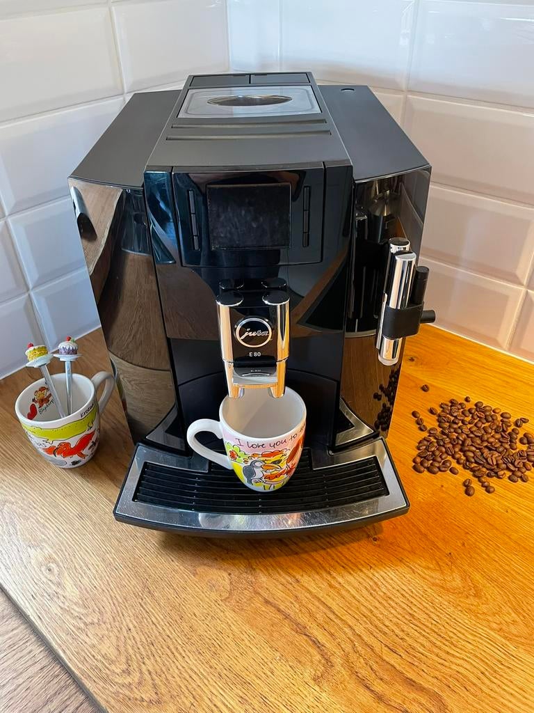 Zeer mooie Jura E8 Grote Beurt + nieuwe maalschijven, 10 kopjes of meer, Ophalen of Verzenden, Zo goed als nieuw, Koffiemachine