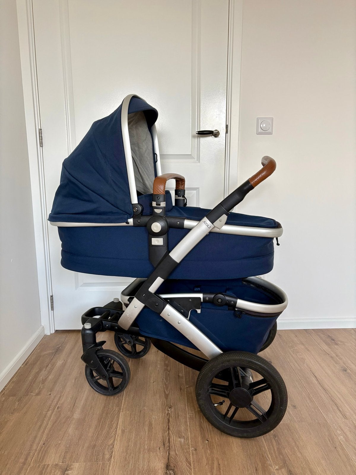 Joolz Geo Earth Mono kinderwagen in de kleur Parrot Blue., Ophalen, Zo goed als nieuw, Combiwagen, Met reiswieg