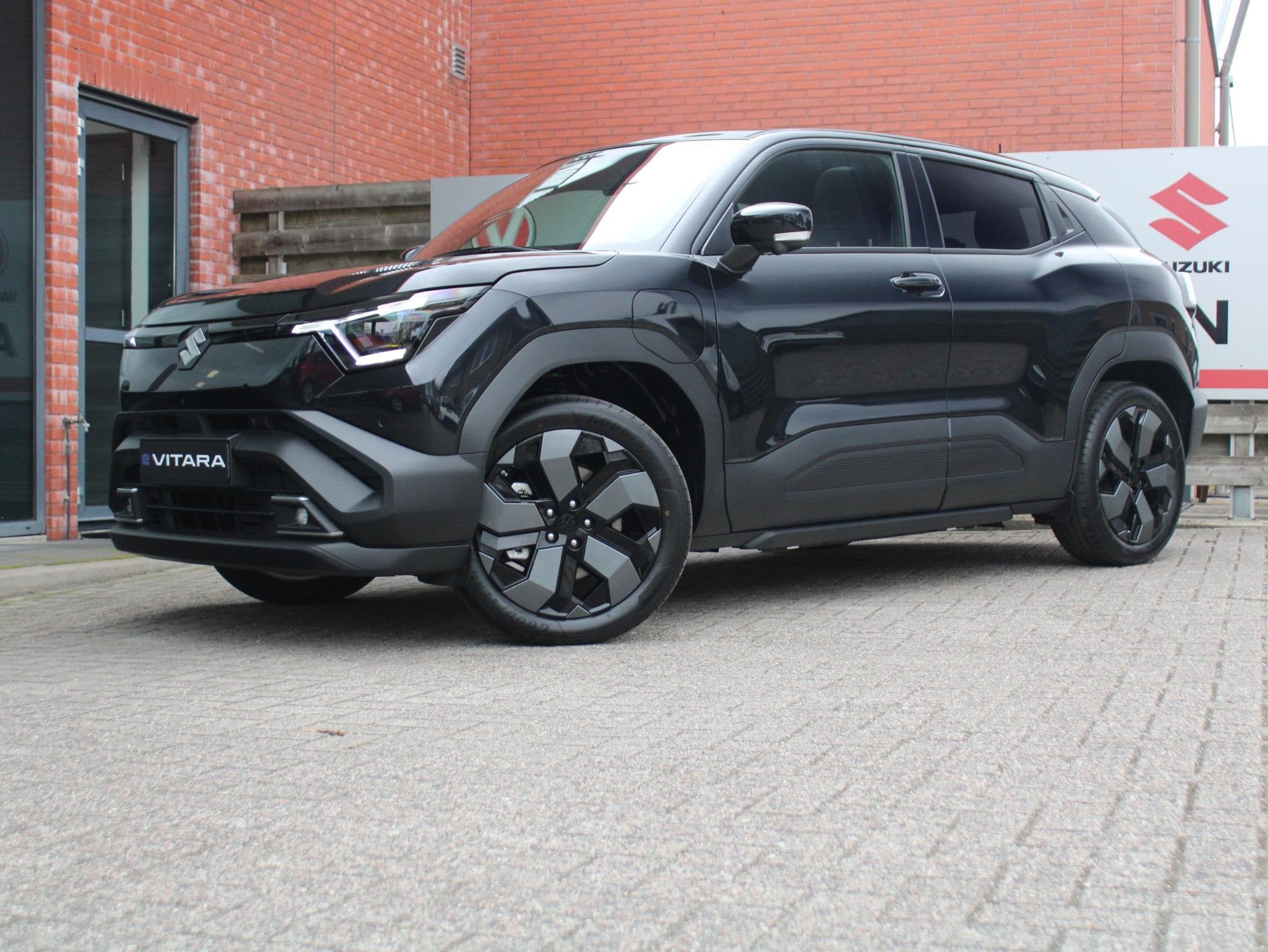 Suzuki e VITARA Style 61 kWh, 12 maanden, 750 kg, Leder en Stof, Zwart