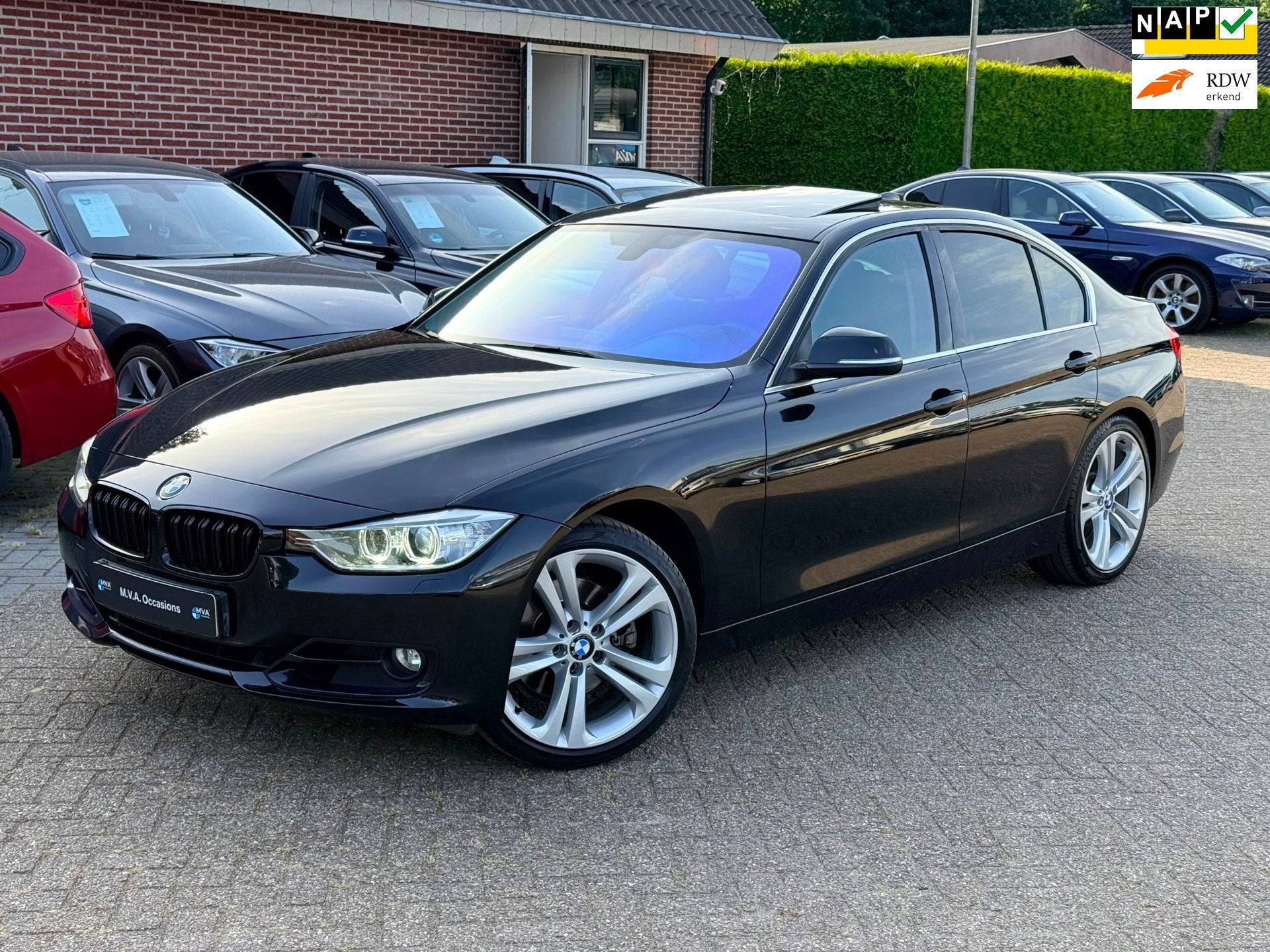 BMW 3-serie 328i Executive Sport|Ketting vervangen|Cruise co, Auto's, Automaat, Gebruikt, Zwart, 4 cilinders