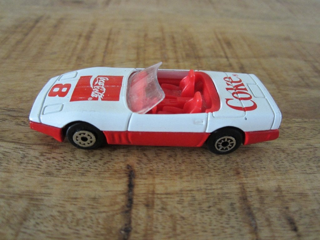Chevrolet Corvette 1986 Coca Cola 1:64, Hobby en Vrije tijd, Modelauto's | Overige schalen, Ophalen of Verzenden, Zo goed als nieuw
