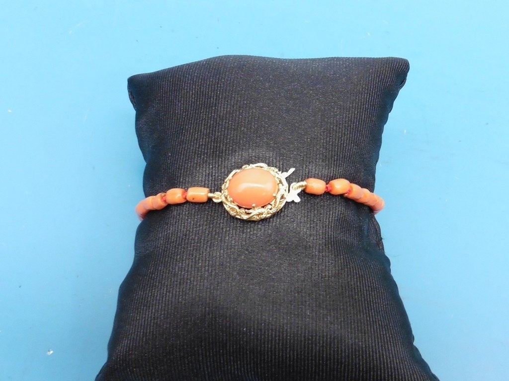 Bloedkoralen armband met gouden slot                    D112