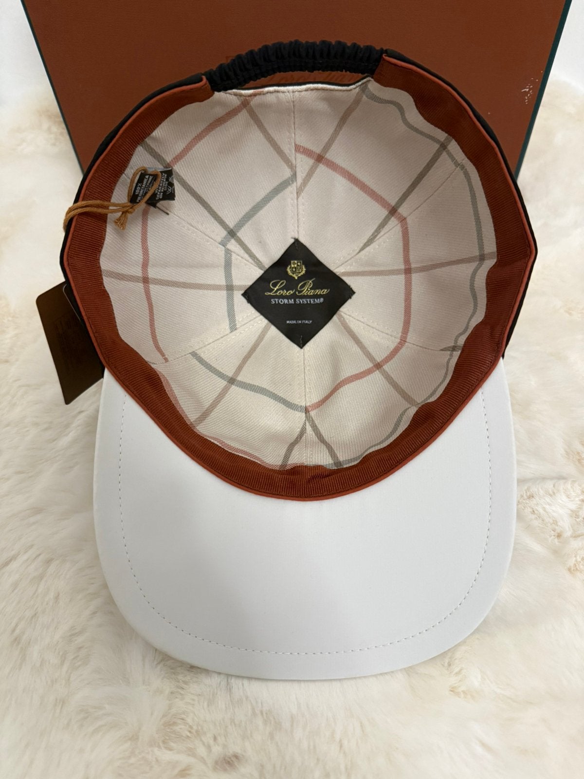 Foto 13 van Loro Piana Pet - 6 Kleuren