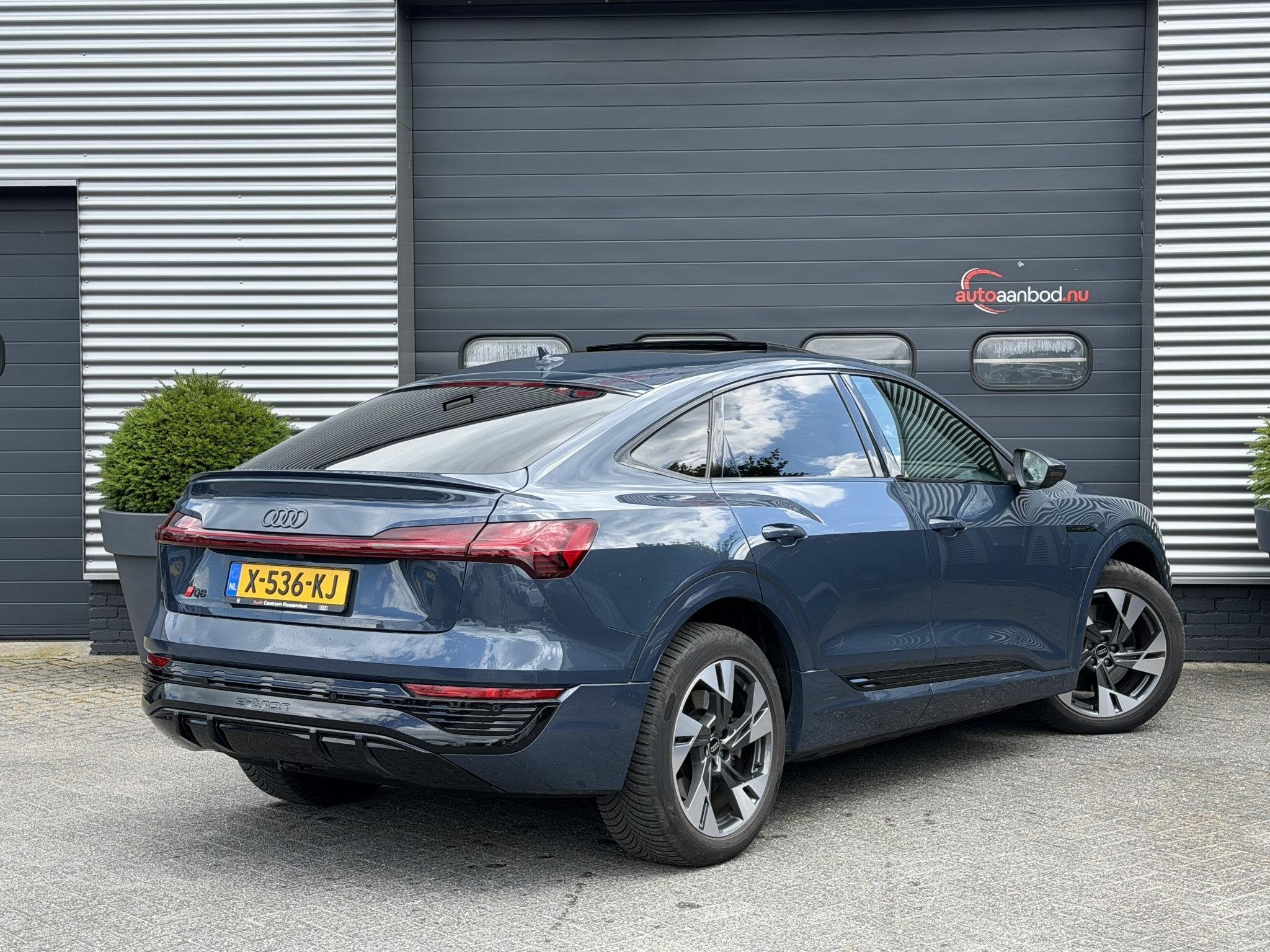 Audi Q8 Sportback e-tron 55 quattro S Edition Competition 11, Auto's, Automaat, 131 €/maand, Zwart, Blauw