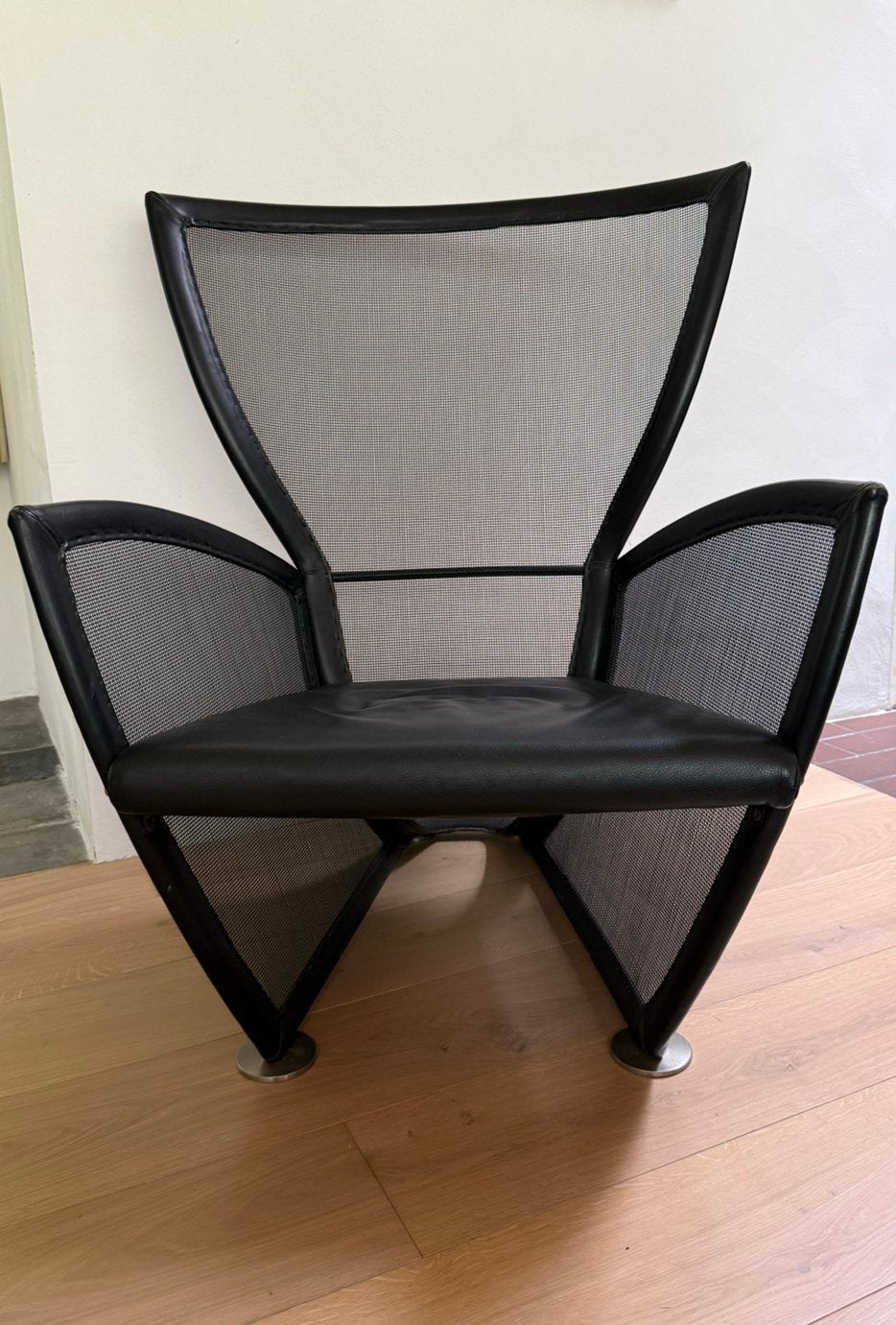 Design stoel van Arflex, model Prive zwart leer, Ophalen, Design, Zo goed als nieuw, 50 tot 75 cm