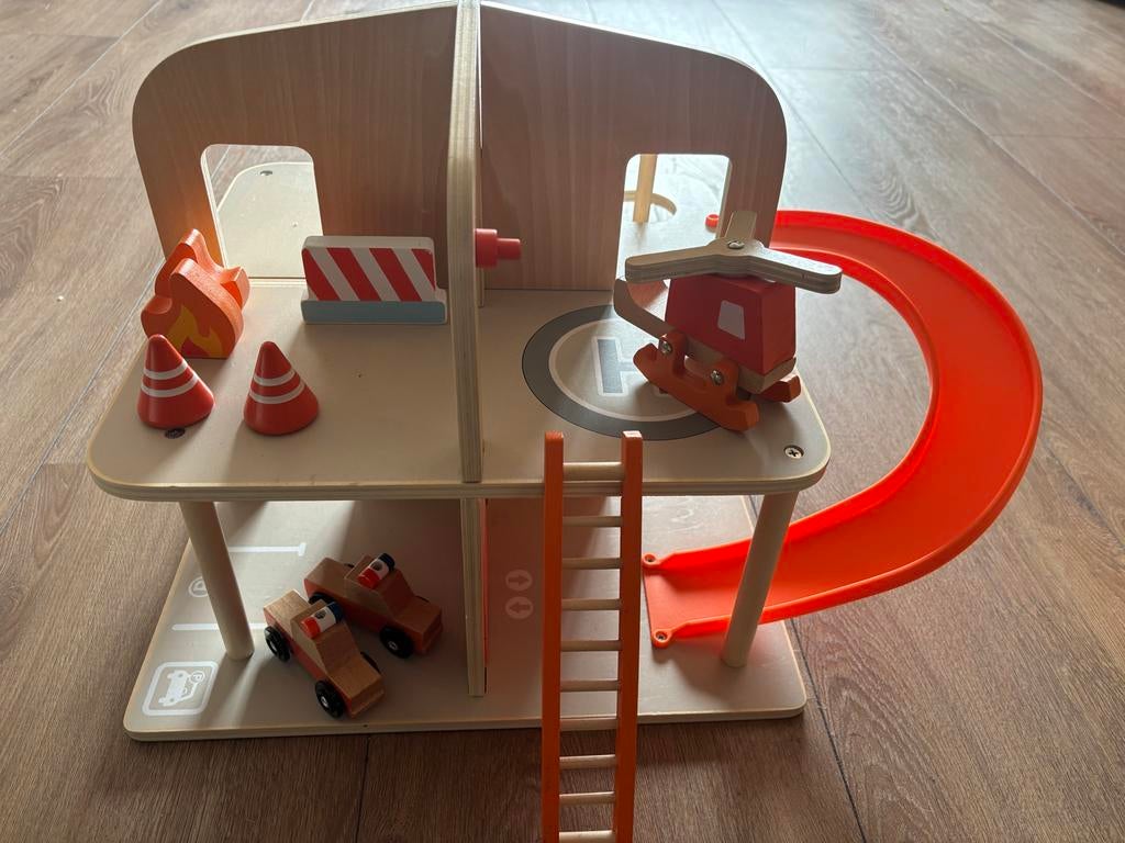 Houten garage met accessoires, Kinderen en Baby's, Speelgoed | Houten speelgoed, Ophalen, Gebruikt, Overige typen