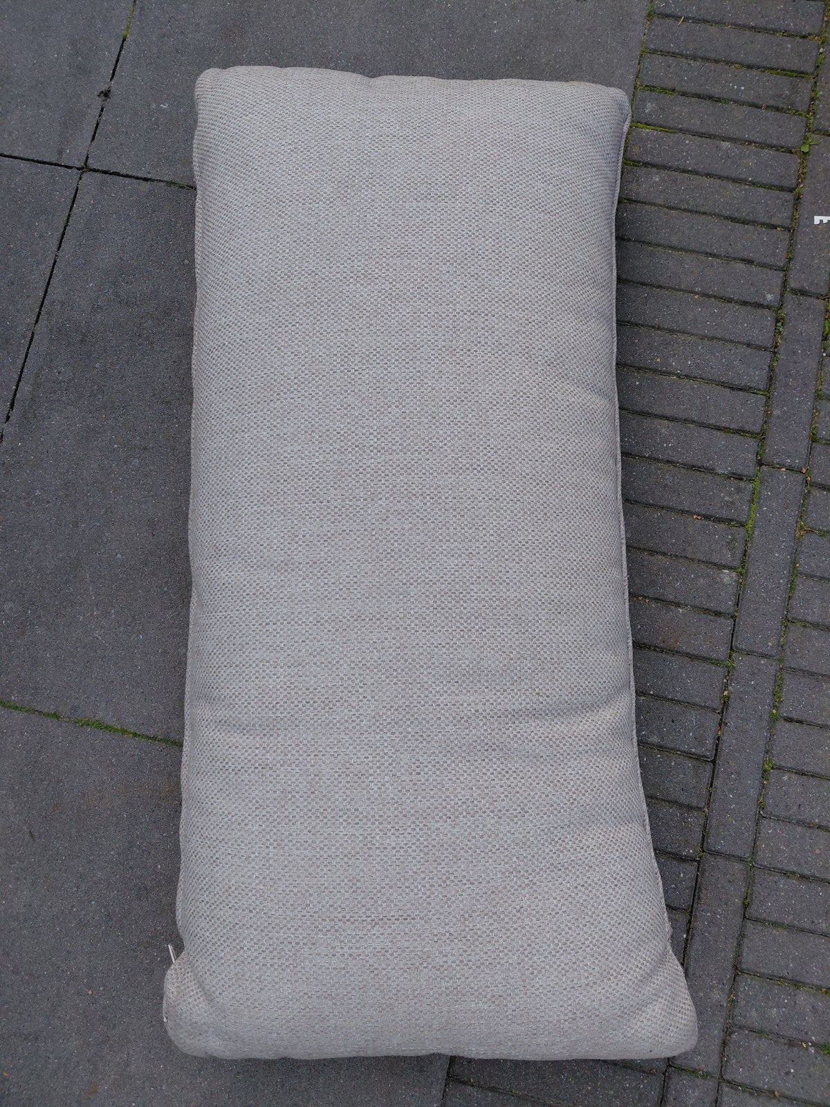 Twee beige tuinkussens, zo goed als nieuw, Ophalen, Zo goed als nieuw, Sierkussen, Grijs