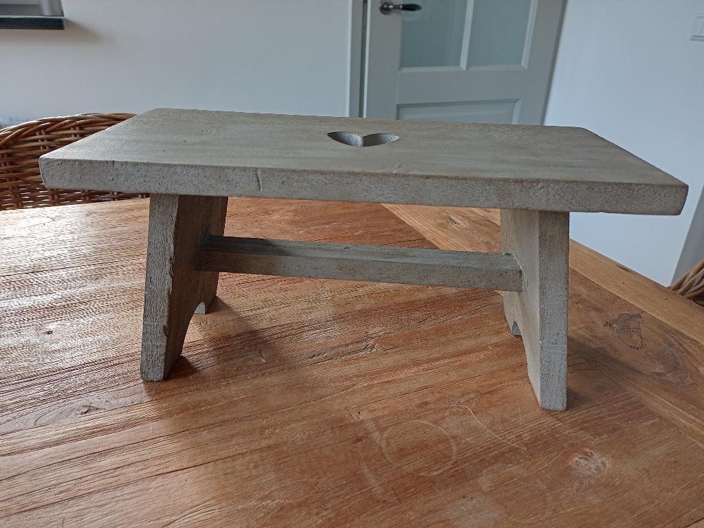 Bruin/grijs houten vensterbank krukje met hartje, Ophalen of Verzenden, Zo goed als nieuw, Hout
