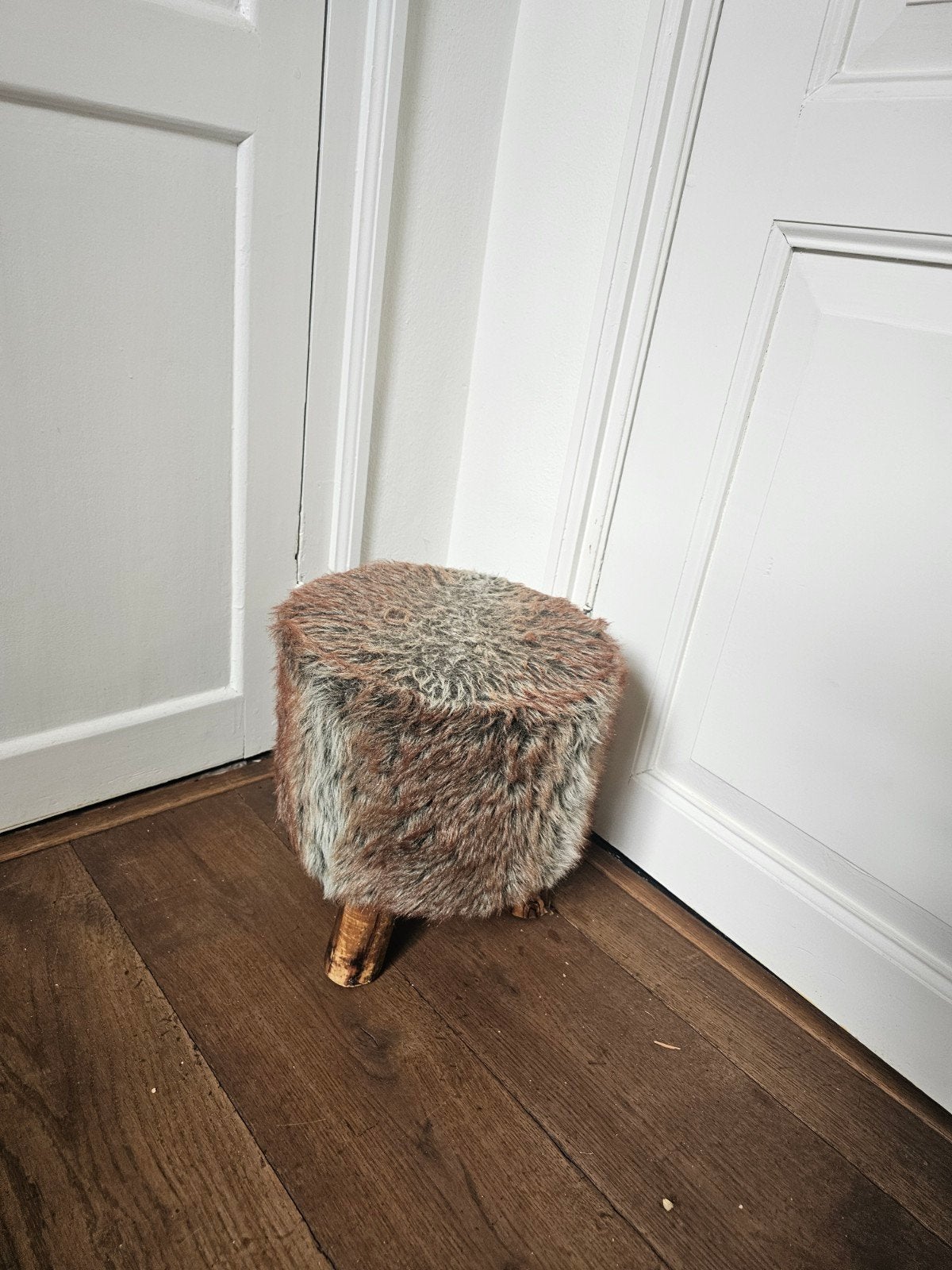 Decoratieve Poef / Krukje met Harige Bekleding en Houten Pot, Ophalen of Verzenden, Gebruikt, Hout