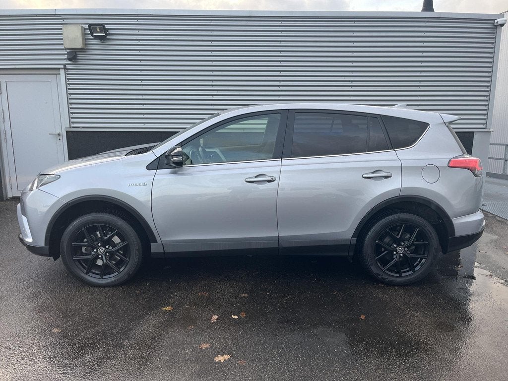 Toyota RAV4 2.5 Hybrid AWD Black edition 18" LMV, Privacy gl, Auto's, Stof, Gebruikt, Euro 6, 1650 kg