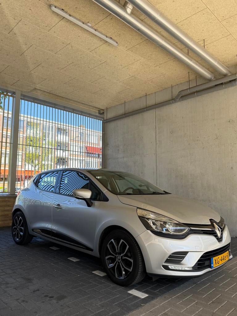 Renault Clio 1.5 dCi Ecoleader Eco2 S&S 2019 Grijs, Auto's, Voorwielaandrijving, Zwart, Leder en Stof, Origineel Nederlands