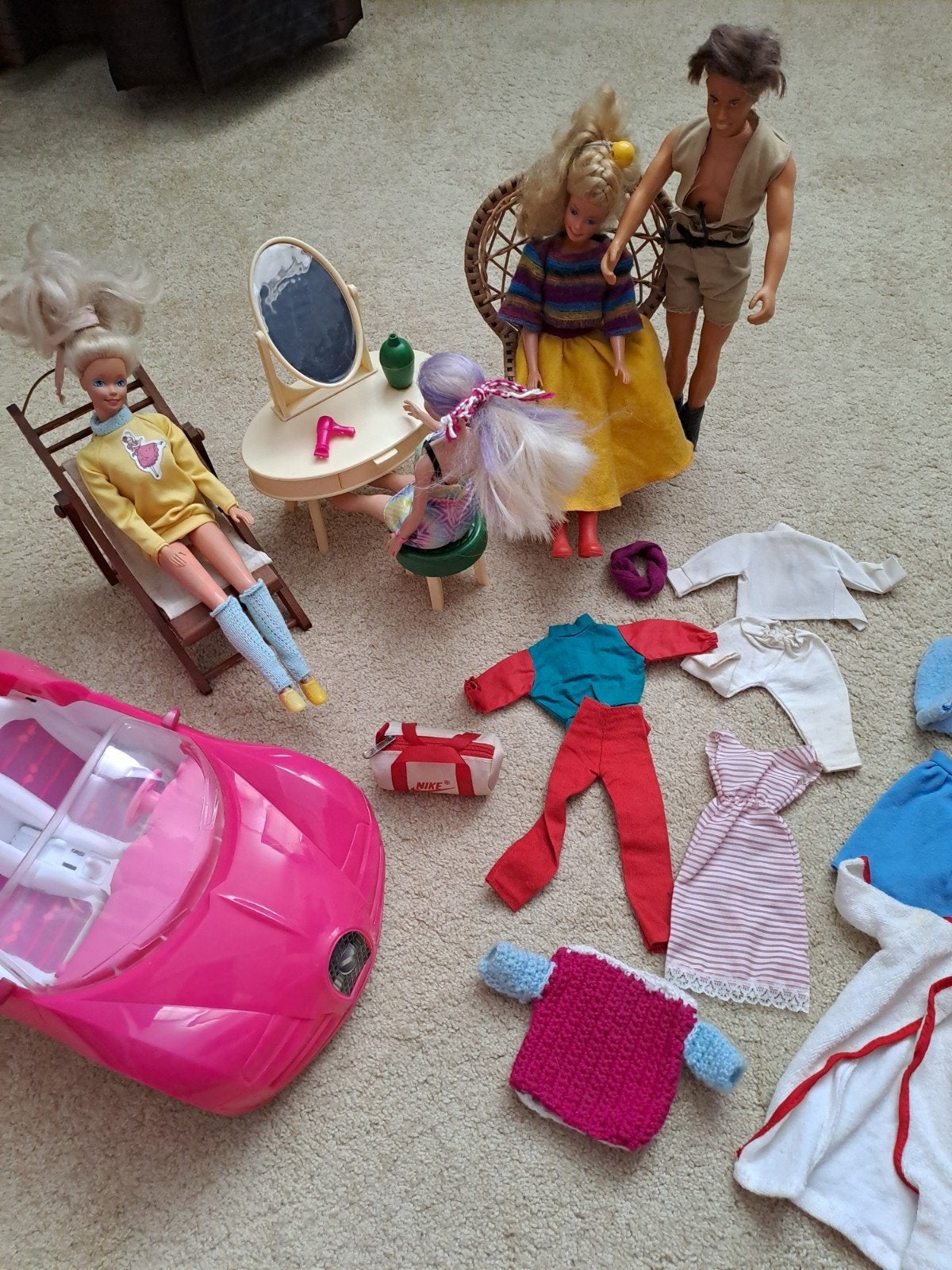 Barbieset met auto, kaptafel en diverse accessoires, Ophalen of Verzenden, Gebruikt, Barbie