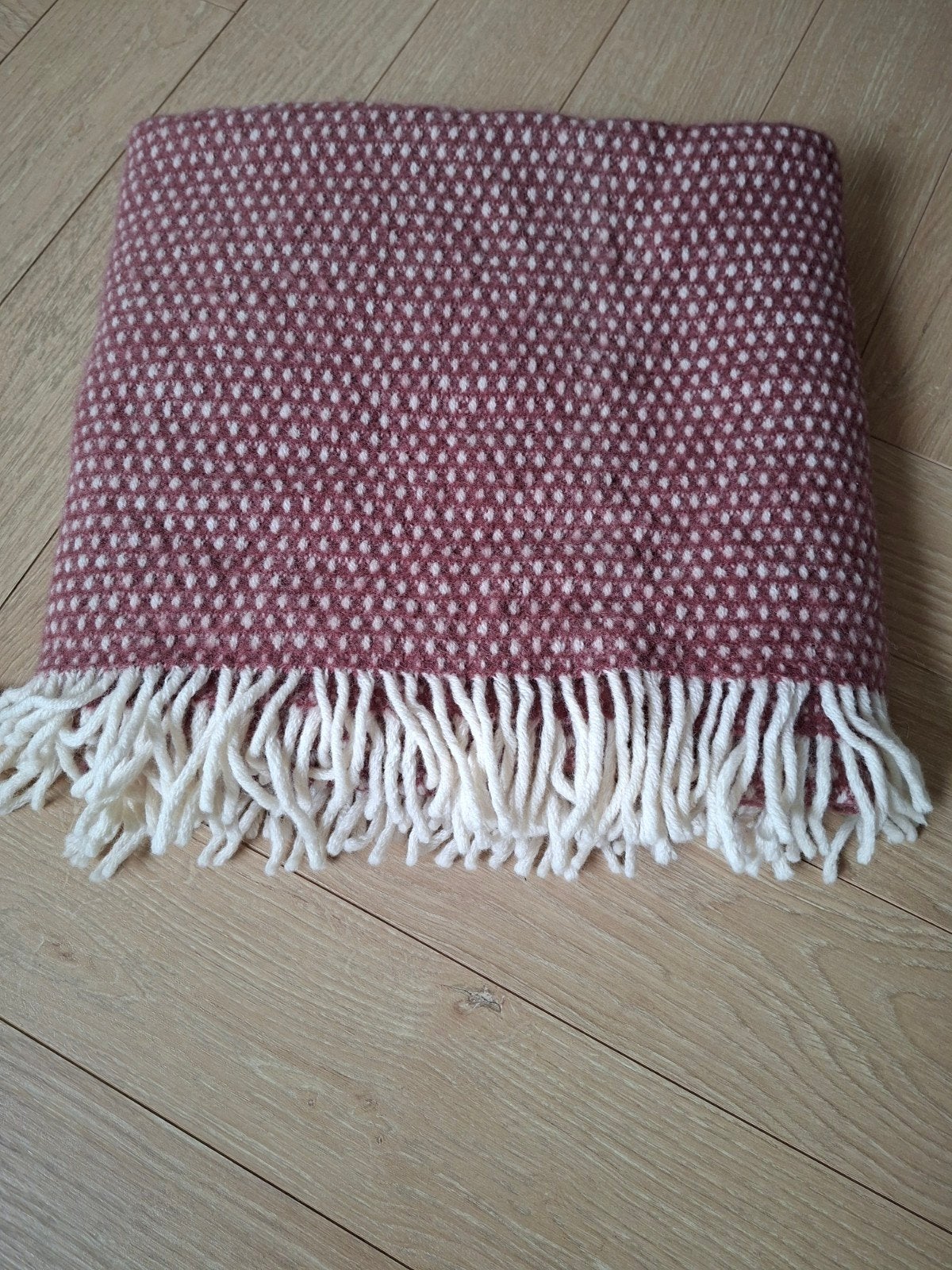 Klippan Wollen Plaid - Lamswol - 130x200 cm, Huis en Inrichting, Woonaccessoires | Plaids en Woondekens, Wol, Met franjes/kwastjes