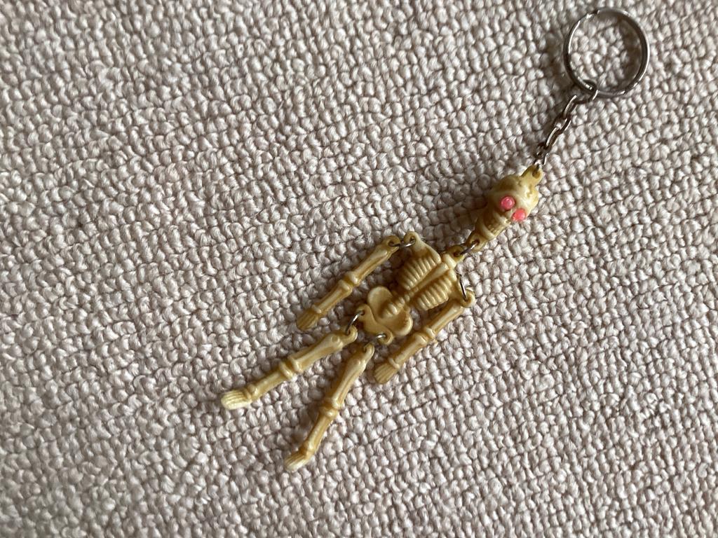 Skelet sleutelhanger hoog 10 cm jaren 60, Ophalen of Verzenden, Zo goed als nieuw