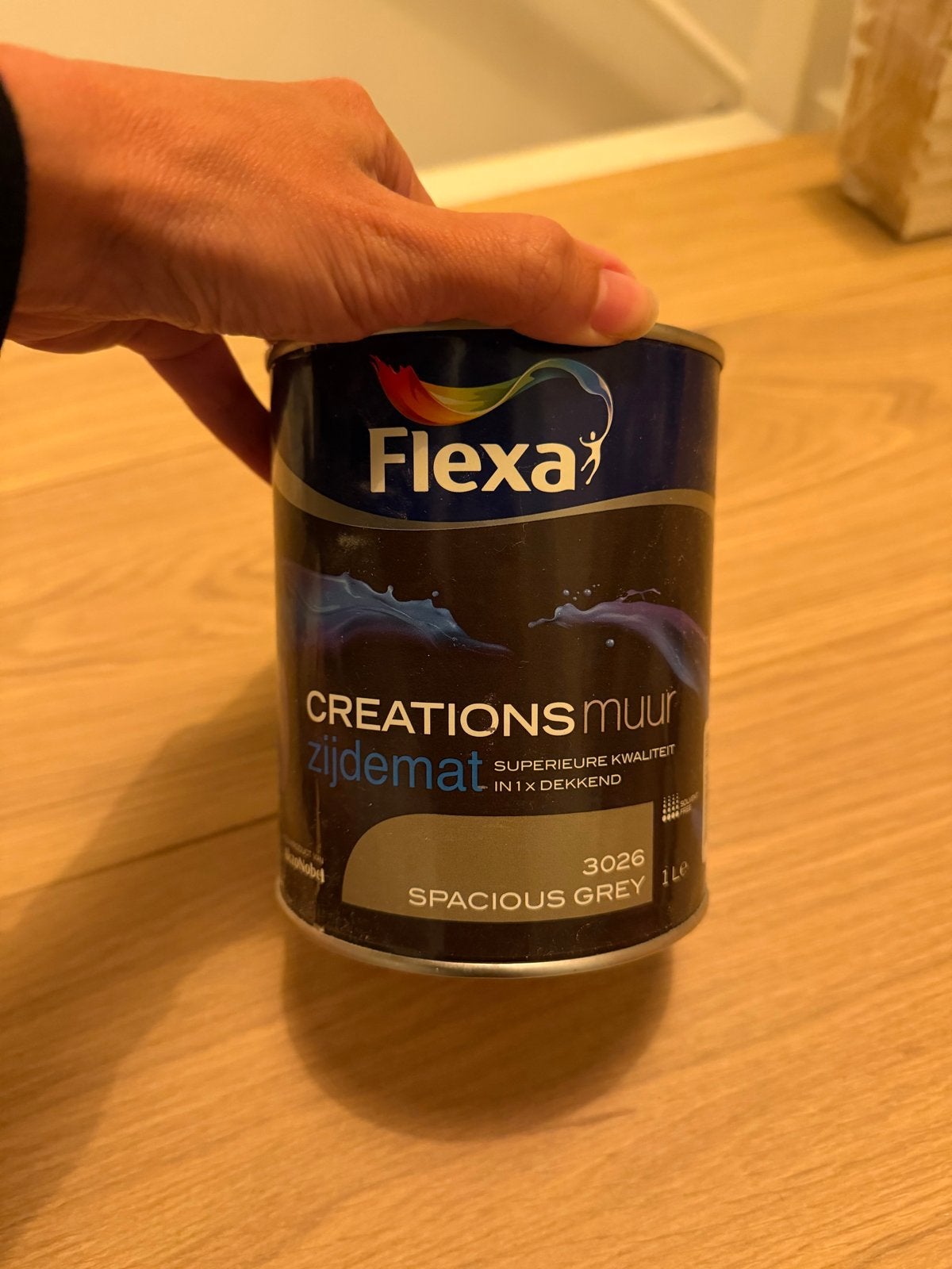 Flexa Creations Muurverf Zijdemat - Spacious Grey 1L, Doe-het-zelf en Verbouw, Nieuw, Ophalen of Verzenden, Verf, Grijs