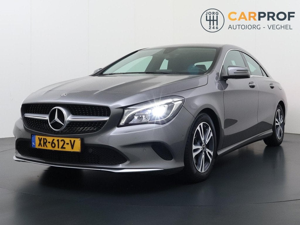 Mercedes-Benz CLA-klasse 180 Ambition Trekhaak | Automaat |, Auto's, Mercedes-Benz, Gebruikt, 4 cilinders, 715 kg, Leder en Stof