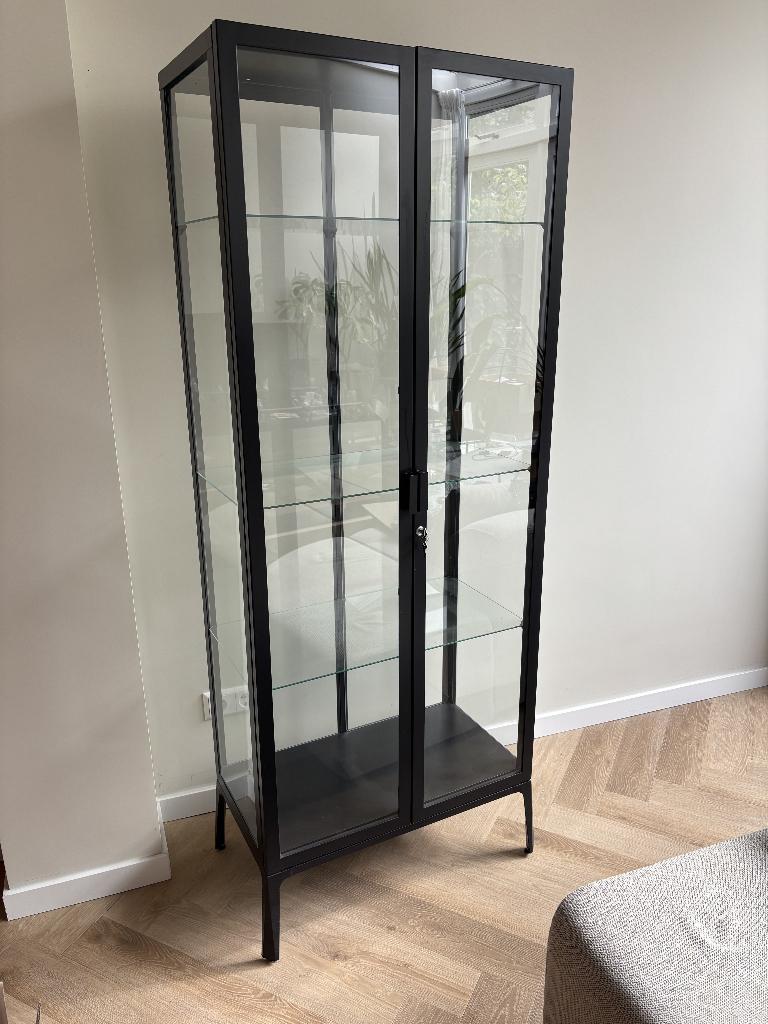 Mooie vitrine kast. Zwart / Glas - IKEA, Ophalen, Met deur(en), 50 tot 100 cm, Zo goed als nieuw