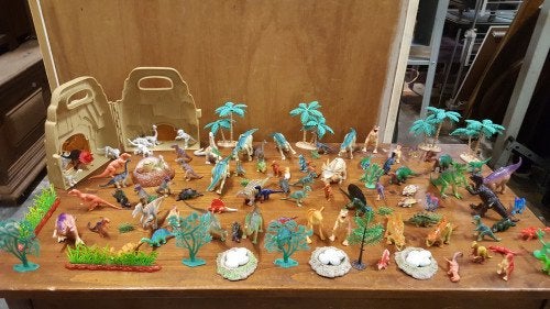 dinosaurus figuren met bomen etc,, Ophalen of Verzenden, 'T Olde Gre-j, Info@toldegrej.nl, Endepoelstraat 20f Didam