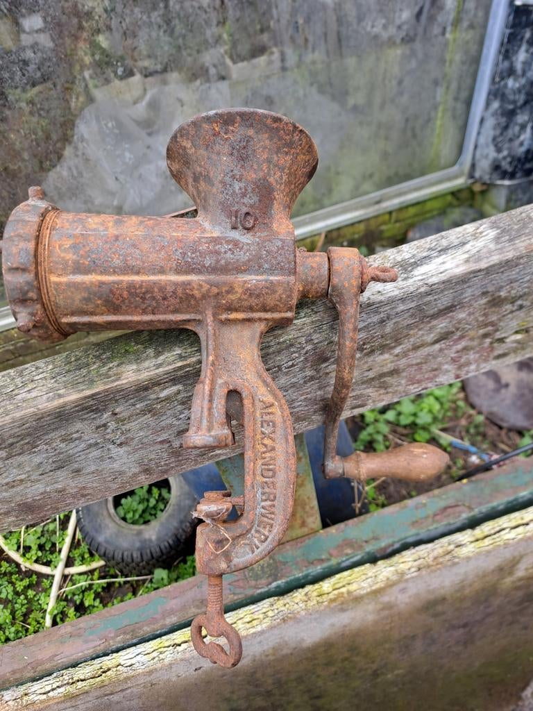 Antieke gietijzeren vleesmolen - Alexanderwerk, Ophalen