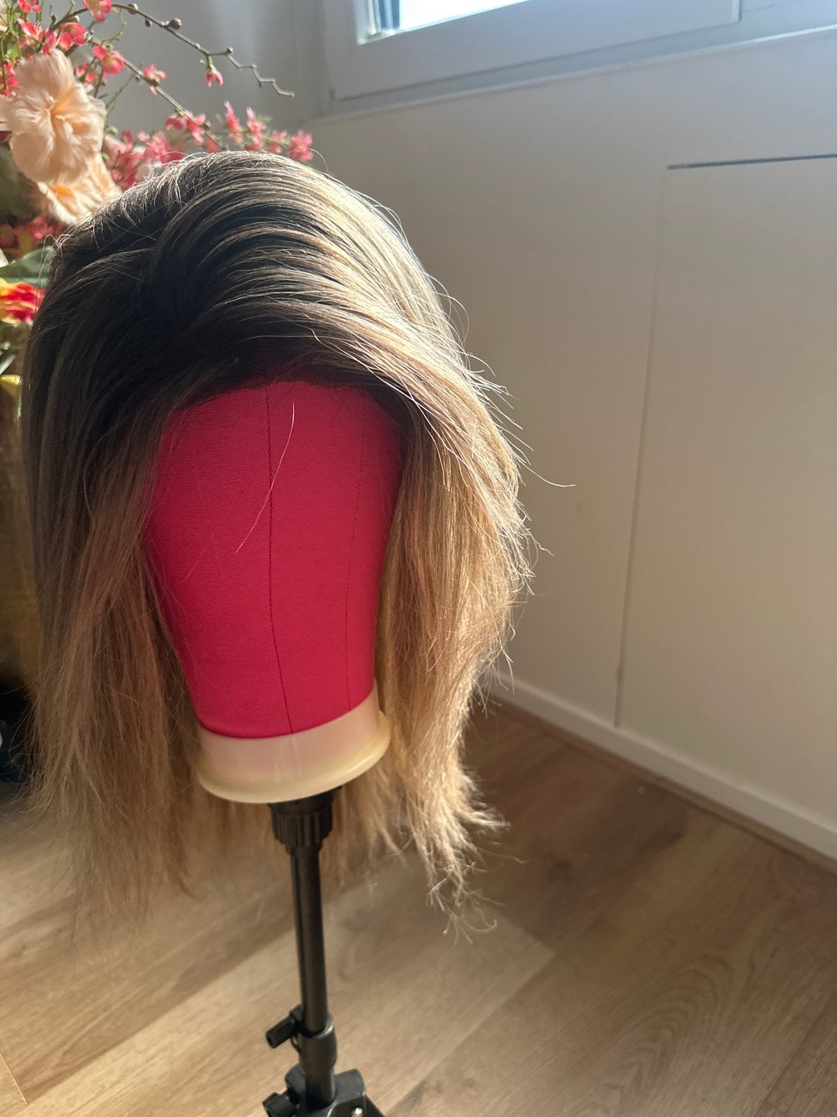 Blonde pruik met donkere aanzet - zo goed als nieuw, Sieraden, Tassen en Uiterlijk, Uiterlijk | Haarverzorging, Ophalen of Verzenden