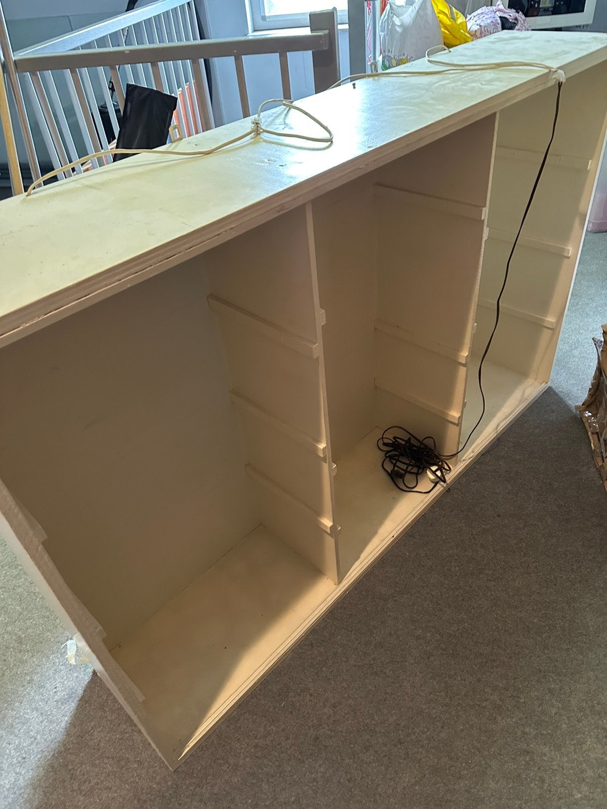 Witte vitrinekast met glazen planken en glazen deur, Ophalen, Gebruikt, 100 tot 150 cm, Meerdere deuren