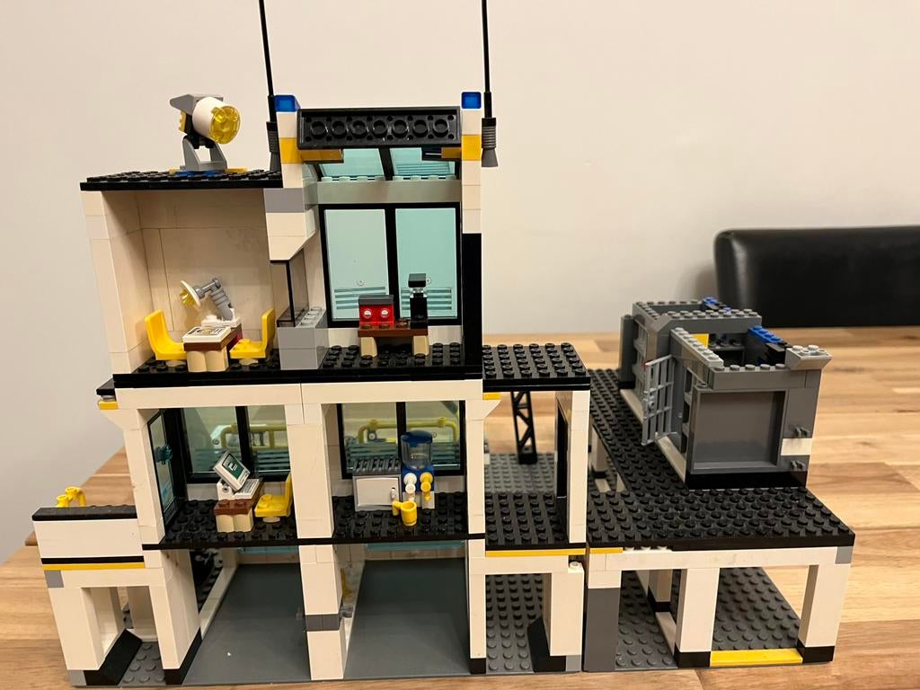 LEGO politiebureau, Kinderen en Baby's, Speelgoed | Duplo en Lego, Ophalen of Verzenden, Zo goed als nieuw