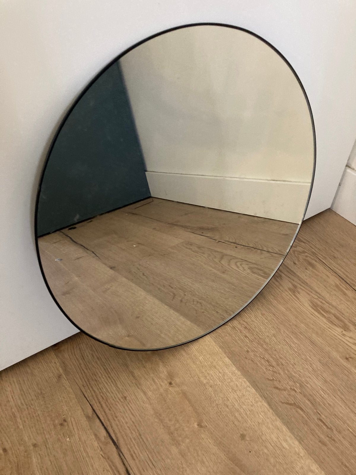 Stijlvolle ronde spiegel met zwarte rand, Huis en Inrichting, Woonaccessoires | Spiegels, Ophalen, Minder dan 50 cm, Rond, Zo goed als nieuw