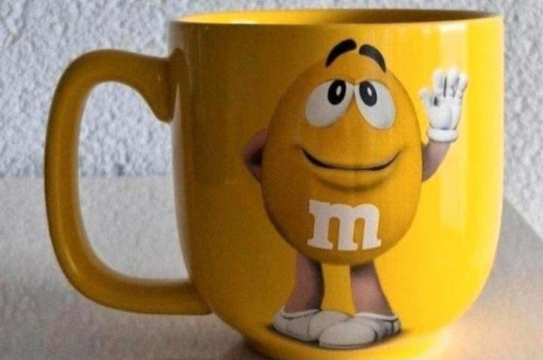 Beker Gele M&M, Ophalen of Verzenden, Zo goed als nieuw, Overige stijlen, Kop(pen) en/of Schotel(s)